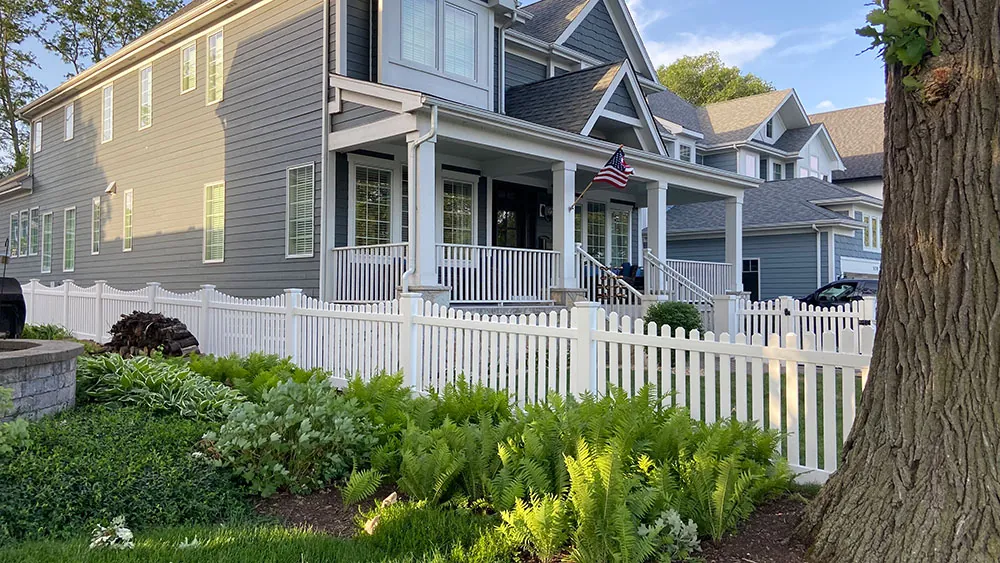 4' Vinyl Picket install in Palos Heights